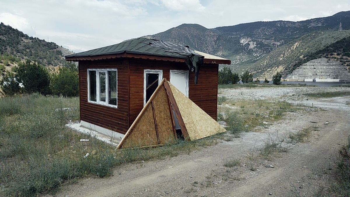 Tesis Çürümeye Terk Edildi