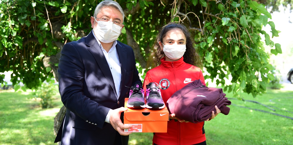 Başkan Aşgın’dan  Masa Tenisi Takımına Ödül