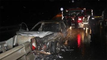 Kaza Yapan Araç Yanmaya Başladı