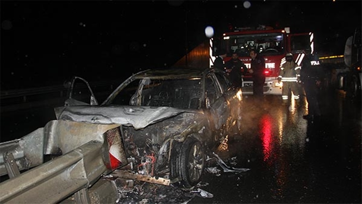 Kaza Yapan Araç Yanmaya Başladı