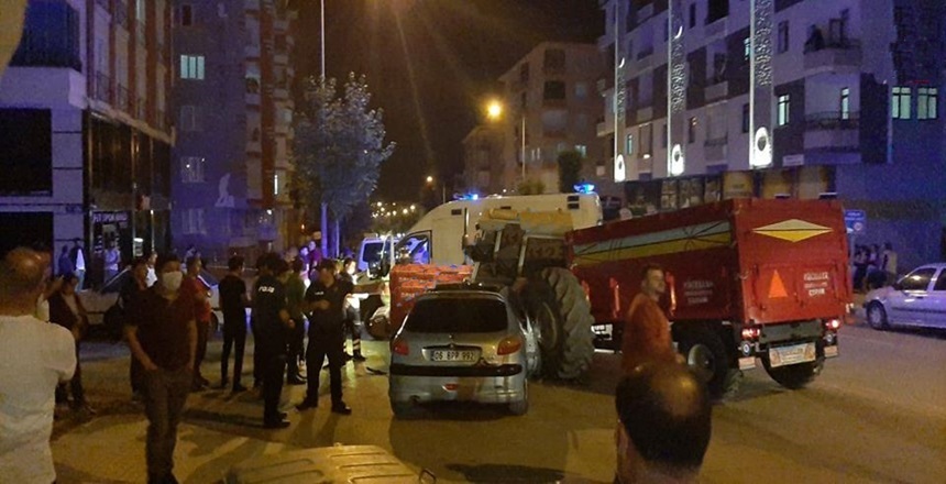 Otomobil Traktör İle Çarpıştı