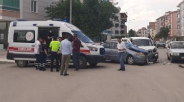 Ticari Araçla Otomobil Çarpıştı: 2’si Çocuk 3 Yaralı