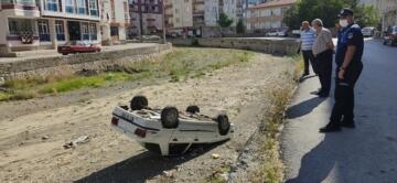 Park Halindeki Otomobil Çay’a Uçtu