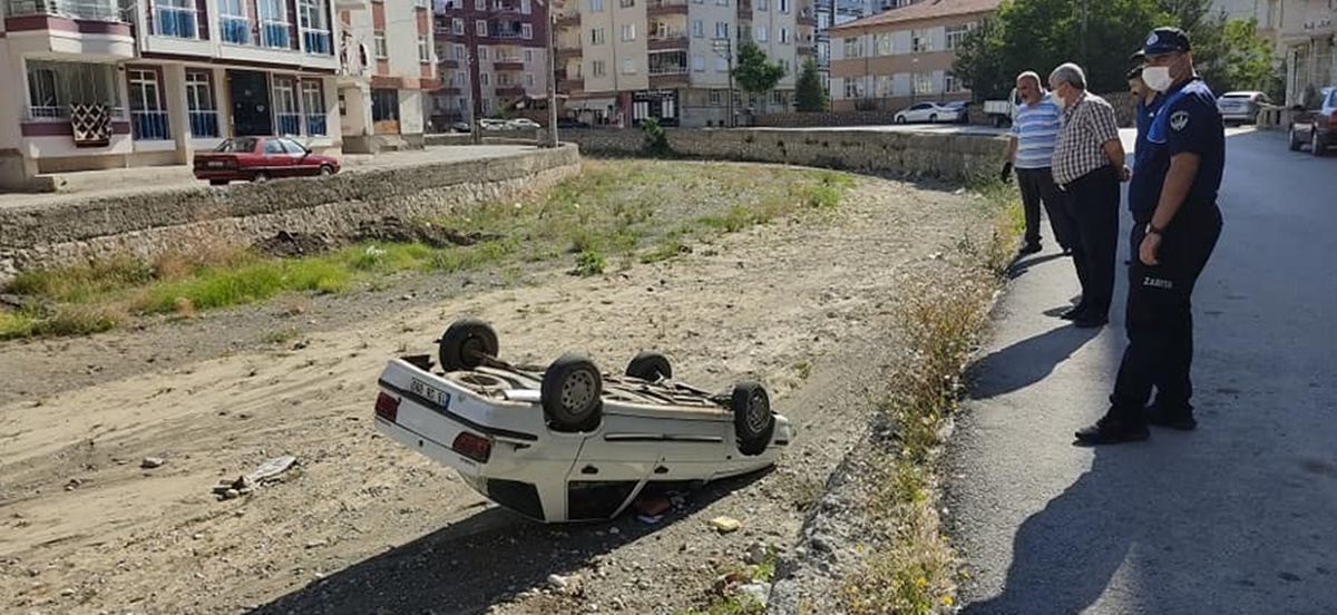 Park Halindeki Otomobil Çay’a Uçtu