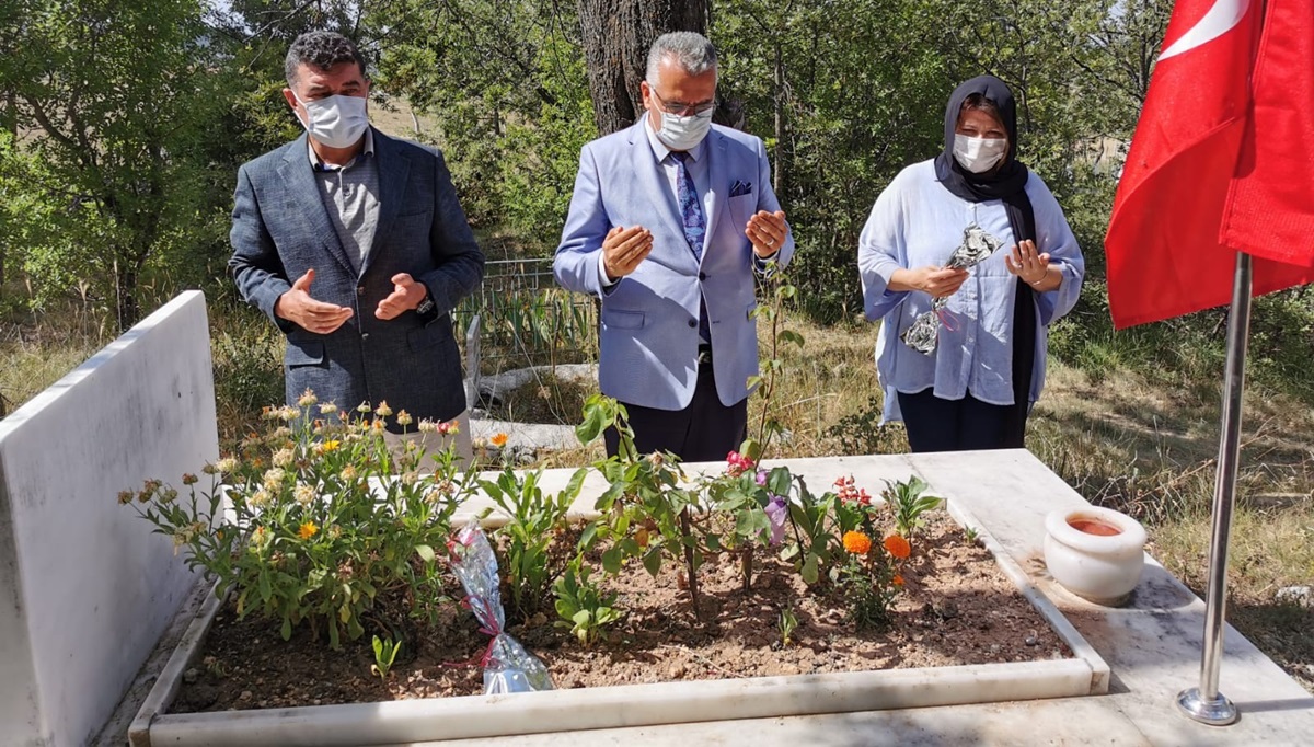 AK Parti’den Şehit Kabirlerine Ziyaret