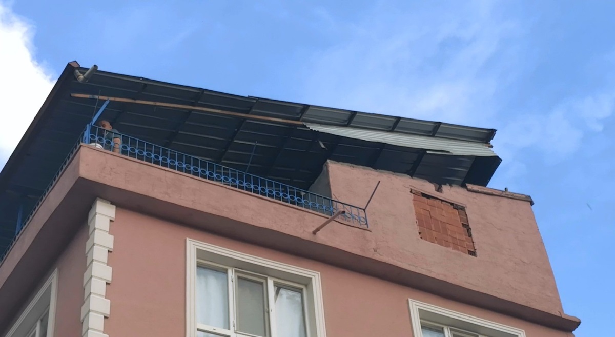 Şiddetli Rüzgar Çatıları Uçurdu