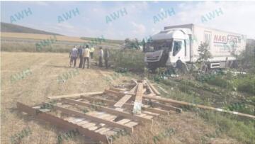 Şoförü Uyuyan Tır Tarlaya Uçtu: 1 Yaralı