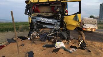 2 Kamyon Çarpıştı: 2 Yaralı