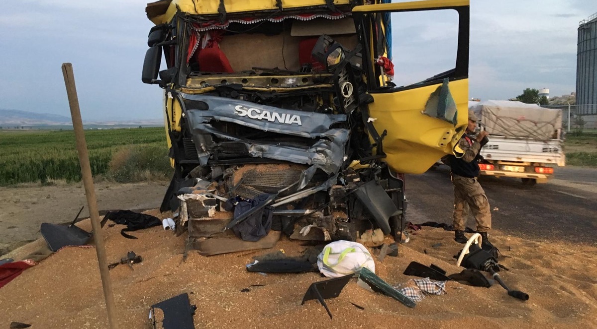 2 Kamyon Çarpıştı: 2 Yaralı