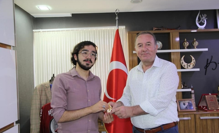 Şahiner’den Başarılı Öğrenciye Ödül