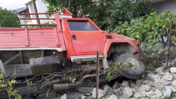 Freni Patlayan Kamyonet Evin Bahçesine Düştü
