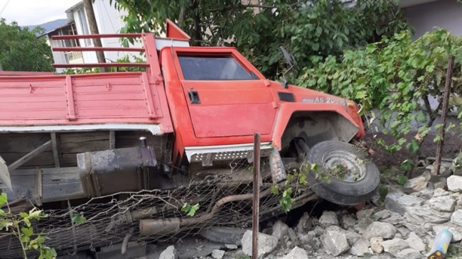 Freni Patlayan Kamyonet Evin Bahçesine Düştü