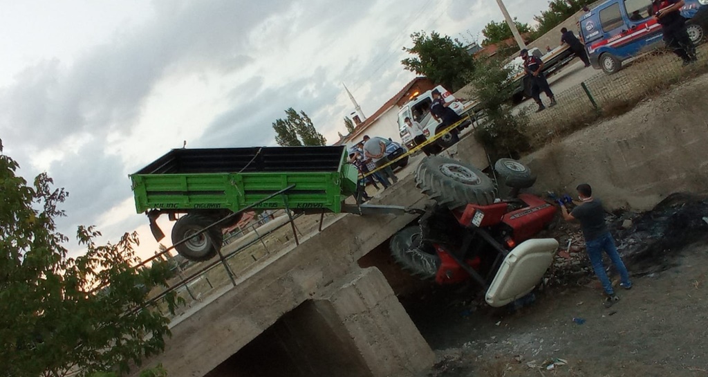Traktör Köprüden Aşağı Düştü: 3 Yaralı