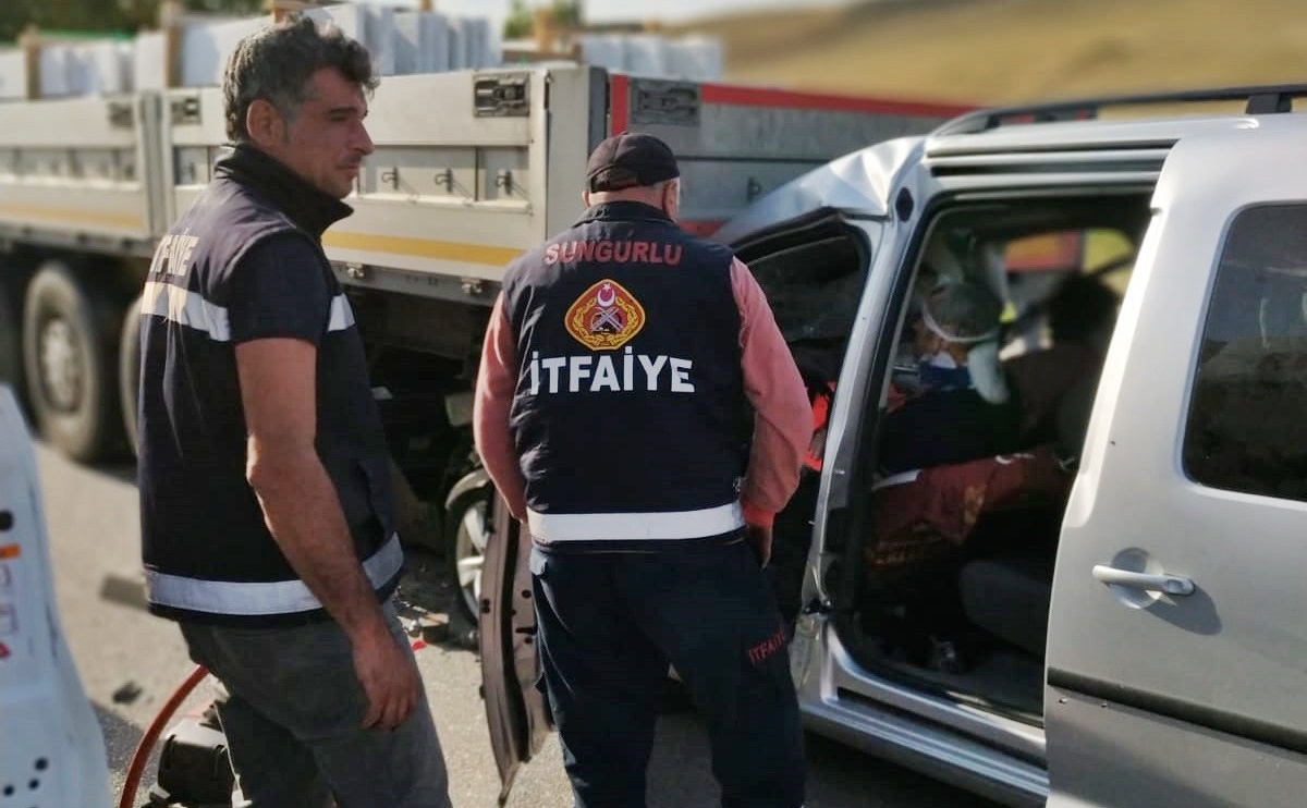 Ticari Araç TIR’a Arkadan Çarptı