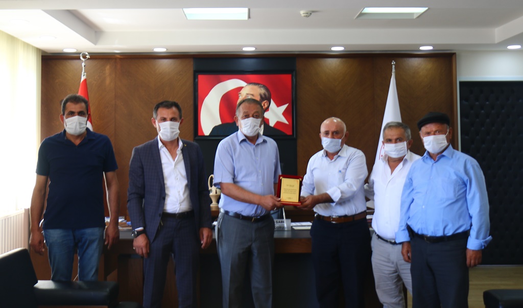 Muhtardan, Sarı’ya Plaket