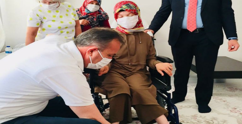 Milletvekili Ceylan, Engelli Merve’yi Sevindirdi