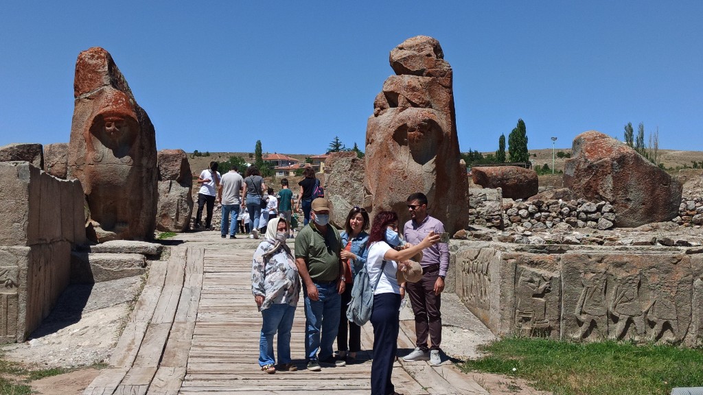 Alacahöyük Ziyaretçi Akınına Uğradı