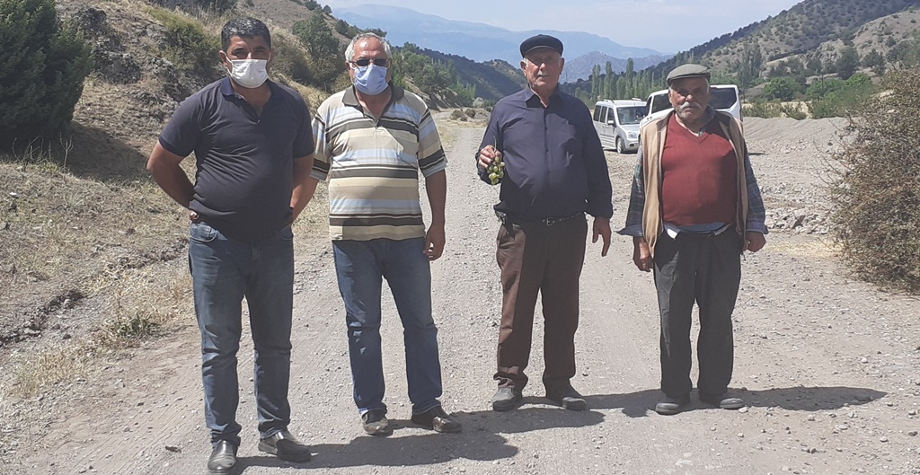 Köylüler Yollarının Asfaltlanmasını İstiyor