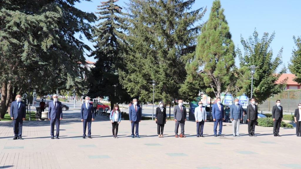 İlköğretim Haftası Çelenk Sunma Töreniyle Başladı