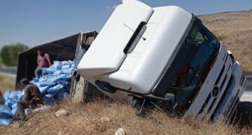 Sungurlu’da Tohum Yüklü Tır Devrildi