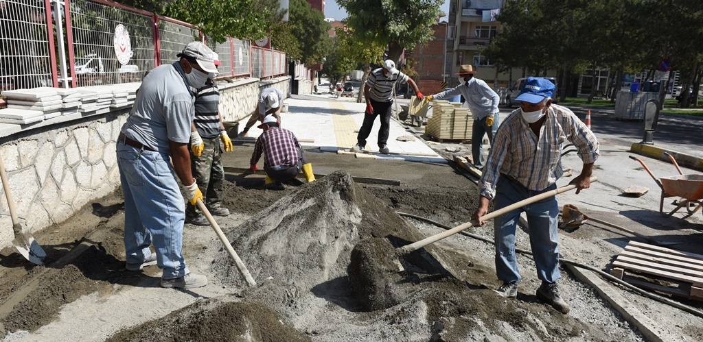 Kıbrıs Caddesi’nin Tretuarlarını Yeniliyor