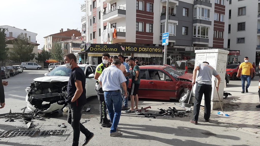 İki Otomobil Çarpıştı: 1 Yaralı