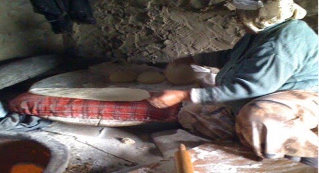 Karantina Altında Komşularıyla Ekmek Yaptı