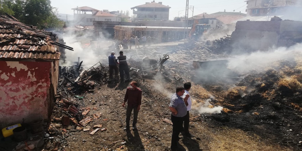 Çıkan Yangın’da Ev ve Ahır Yandı