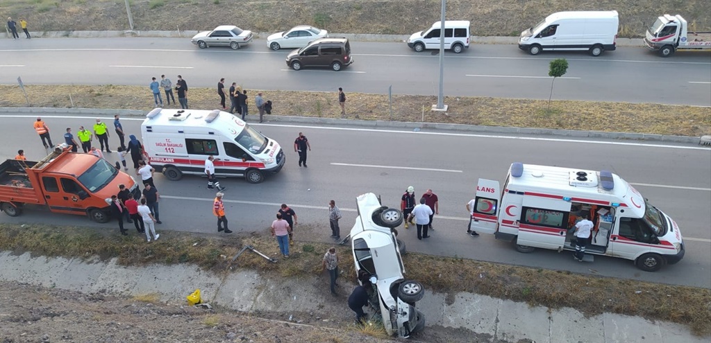 Arazi Aracı Devrildi: 3 Yaralı