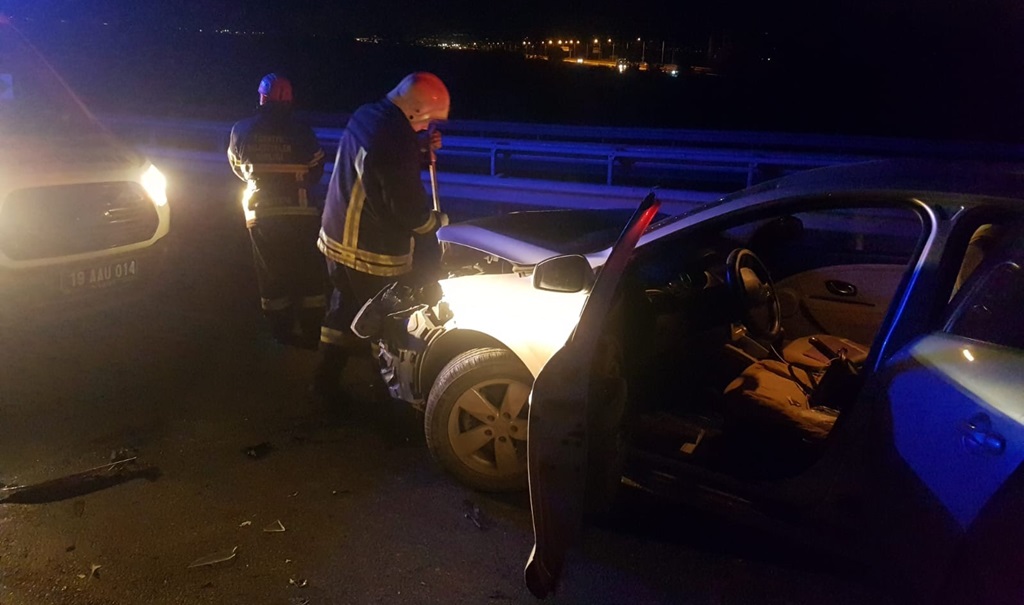 Otomobil Bariyerlere Çarptı