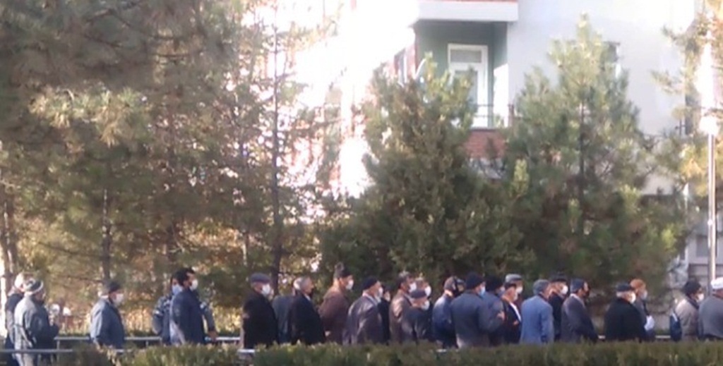 Sosyal Mesafesiz Kuyruk Pes Dedirtti