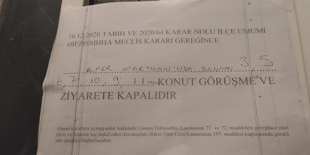 Korona Virüs Görülen Apartmana Bu Not Asıldı