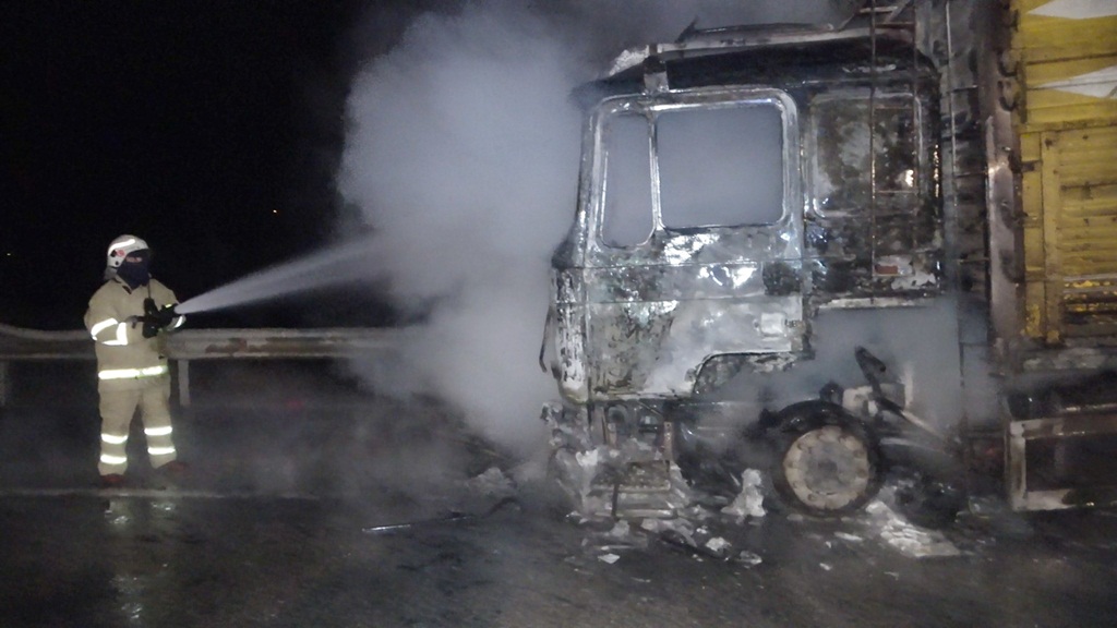 Şeker Pancarı Yüklü Kamyon Alev  Alev Yandı