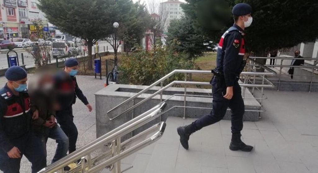 Çaldığı Kablolarla Yakarken