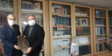 Belediyeye Kütüphanesini Bağışladı