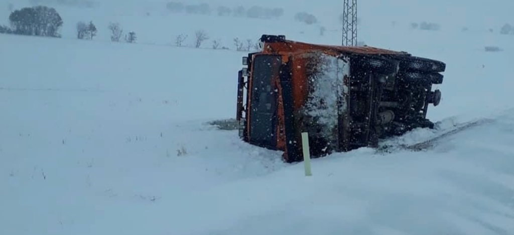 Kar Küreme Aracı Devrildi