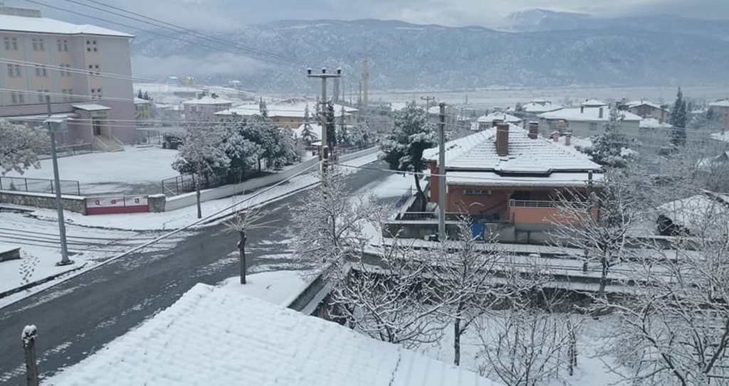 Kargı Güne Karla Uyandı