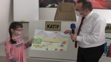 Minik Ressamlar Ödüllerini Aldı