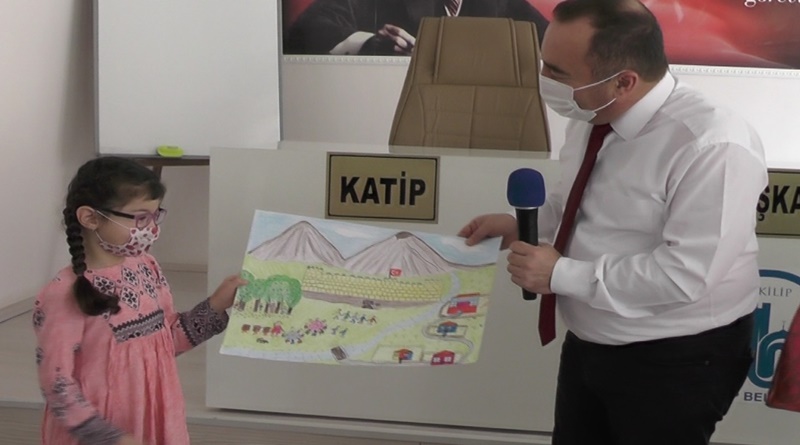 Minik Ressamlar Ödüllerini Aldı