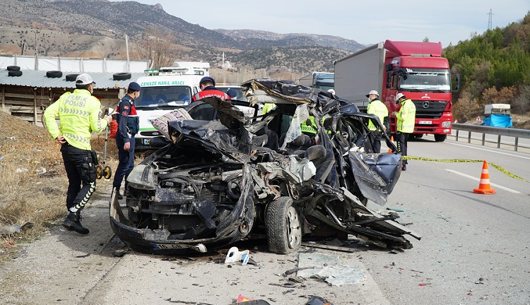 Anne ve Baba Kazada Can Verdi