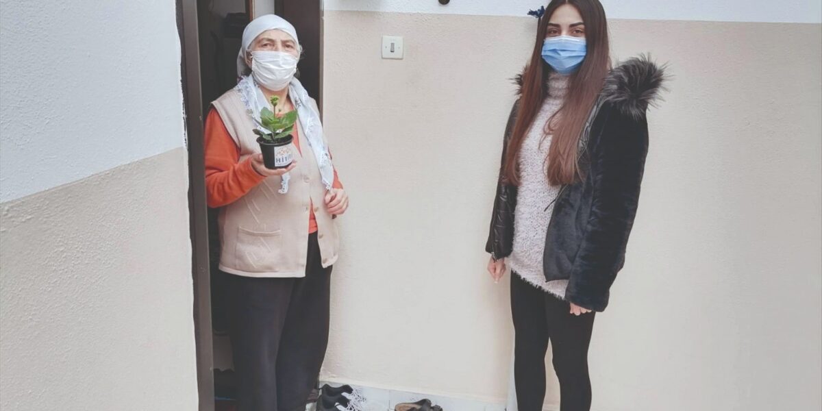 Üniversite Öğrencileri Büyüklerini Unutmadı!