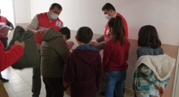 Kızılay’dan 120 Çocuğa Giysi Yardımı