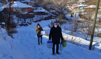 Karlı Yolları Aşarak Aşı Yapıyorlar