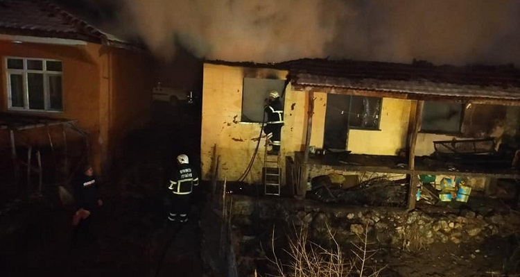 Köyde Çıkan Yangın Korkuttu