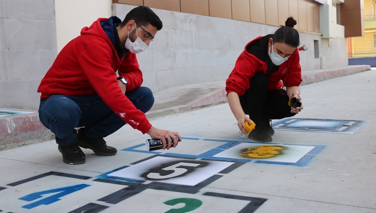 Okul Bahçesine Geleneksel Oyun Şemaları Çizdiler
