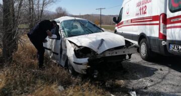 Kontrolden Çıkan Otomobil Ağaca Çarptı