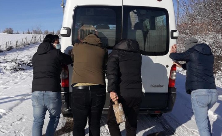 Öğretmenler Karda Kalan Servisi Kurtardı