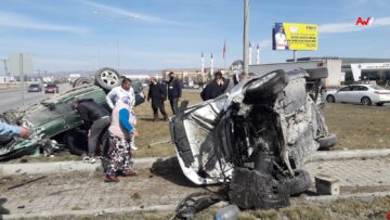 Otomobiller Kafa Kafaya Çarpıştı