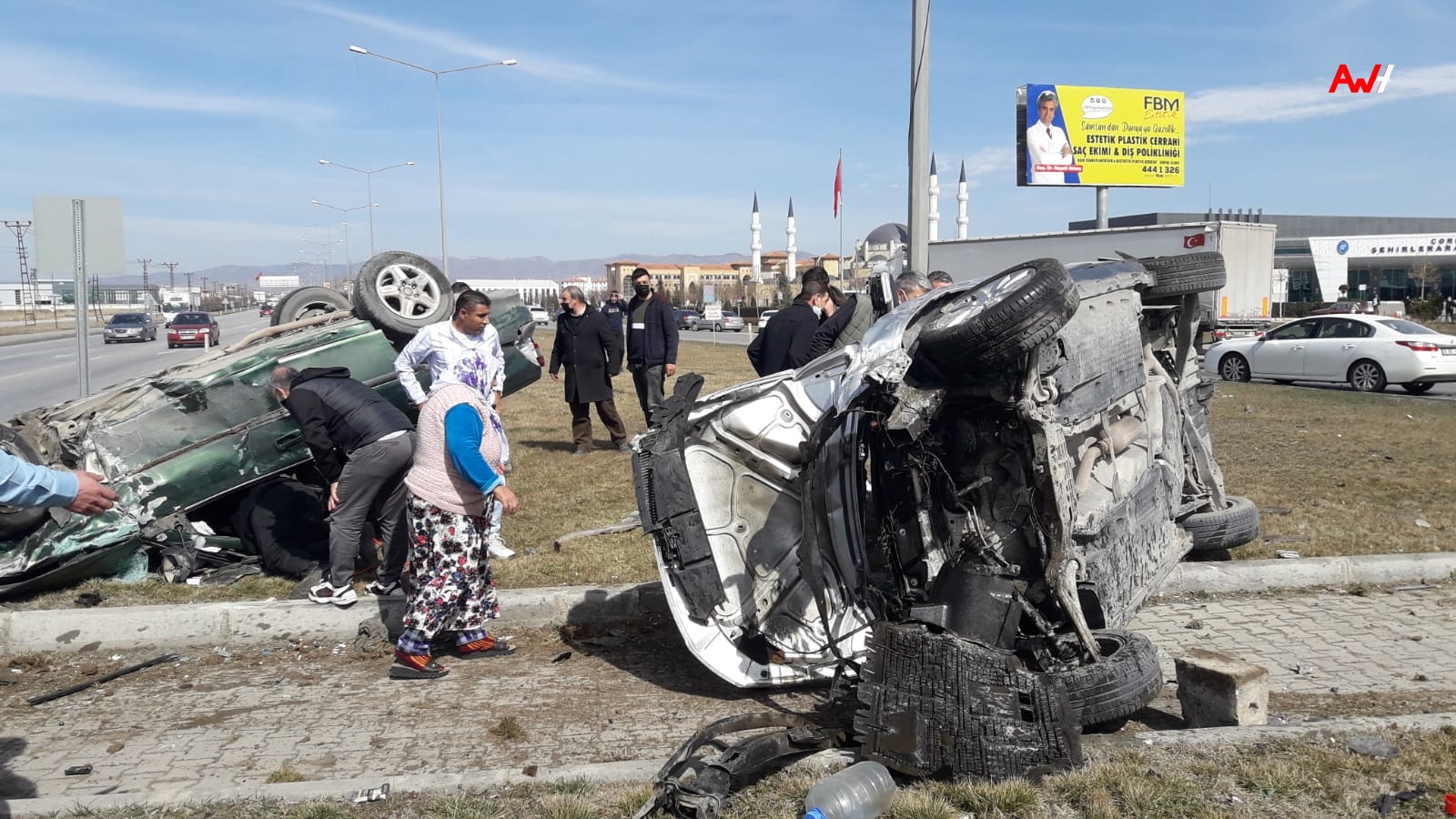 Otomobiller Kafa Kafaya Çarpıştı