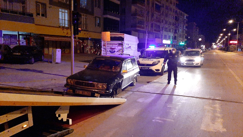 Lastiği Kopan Aracı Terk Edip Gittiler